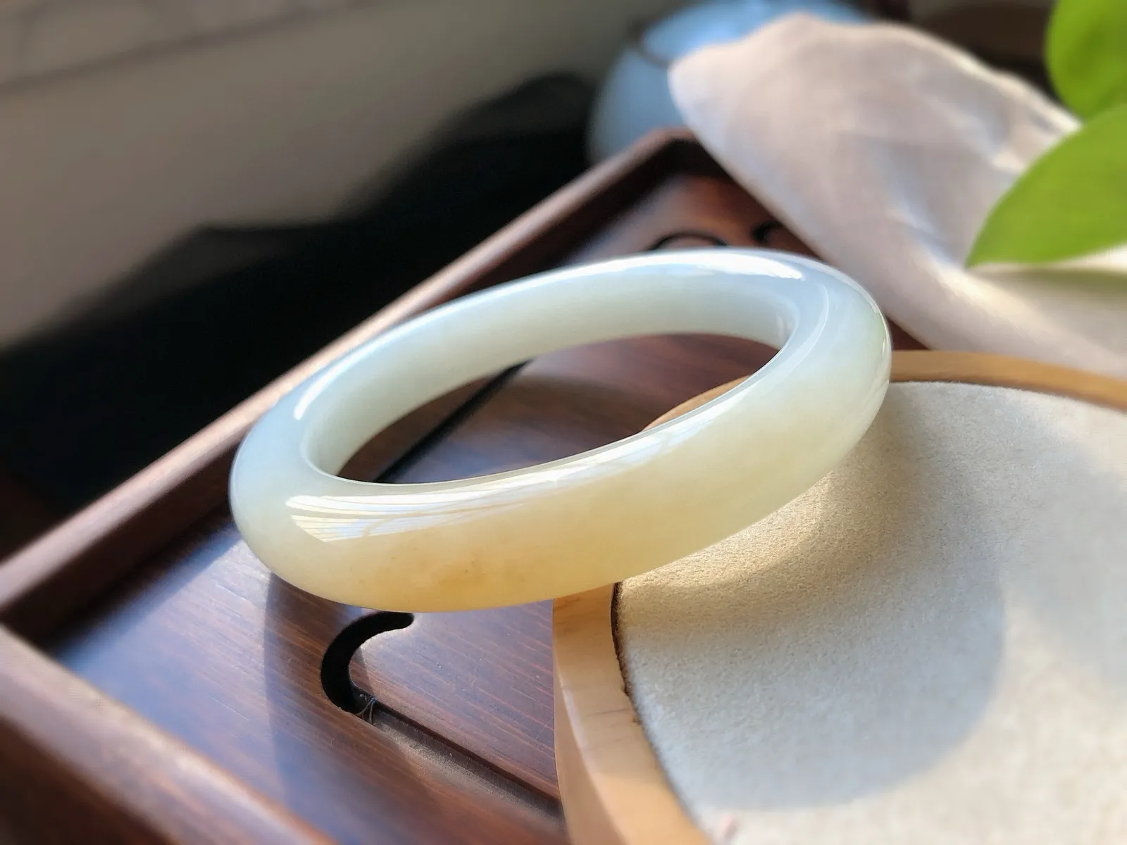 圈口58.2 美镯到一口糖[鼓掌] 天然和田玉糖白玉镯，老坑料 尺寸12.8*10.5   脂粉细腻，料子油润，过度自然，收藏精品！