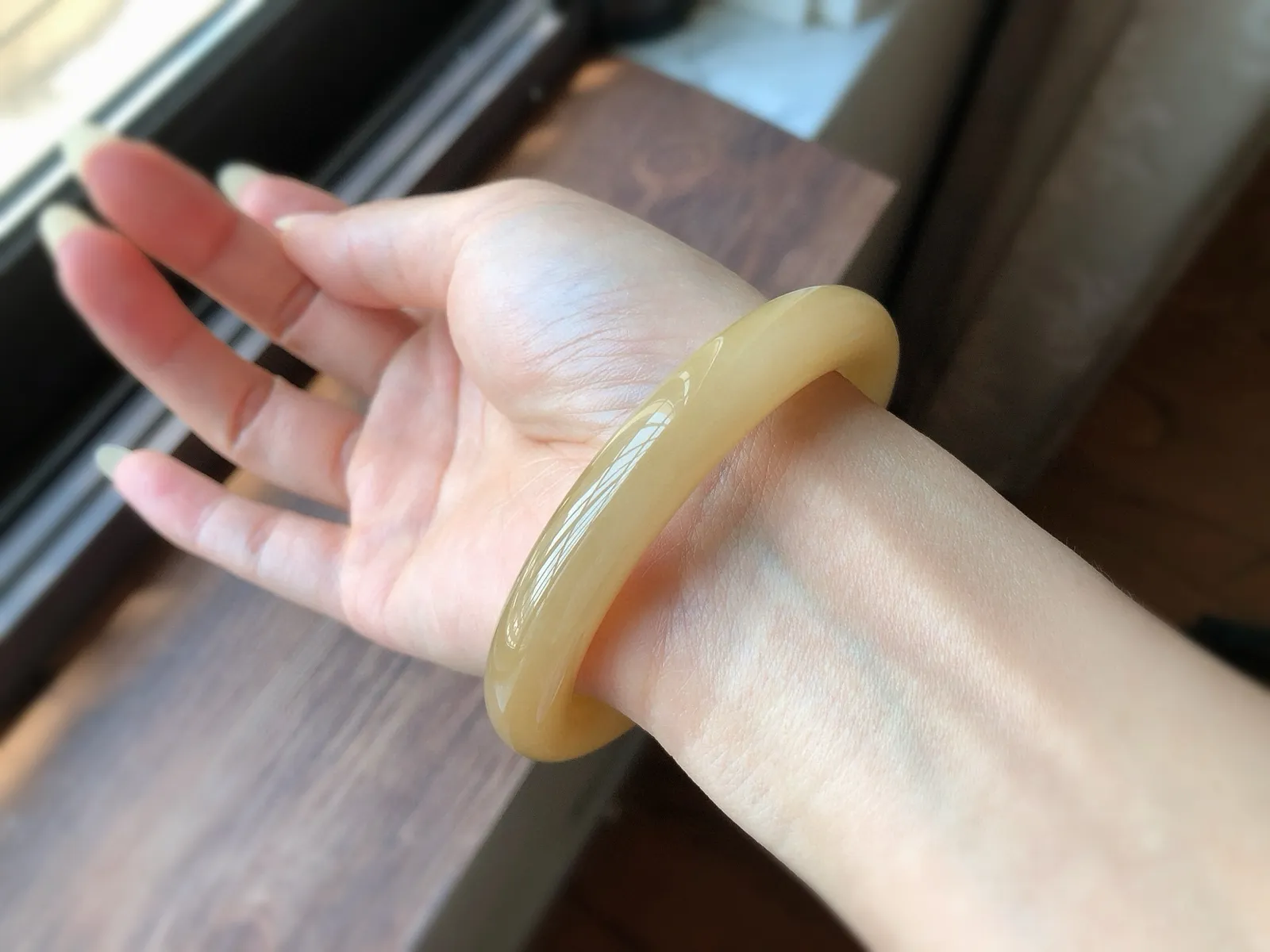 圈口57.7 蜂蜜水，黄金糖，纯美，甜蜜……[呲牙]和田玉 冰润细腻，色泽诱人，料子结构细腻，无裂无杂，色均匀，尺寸11*10.7