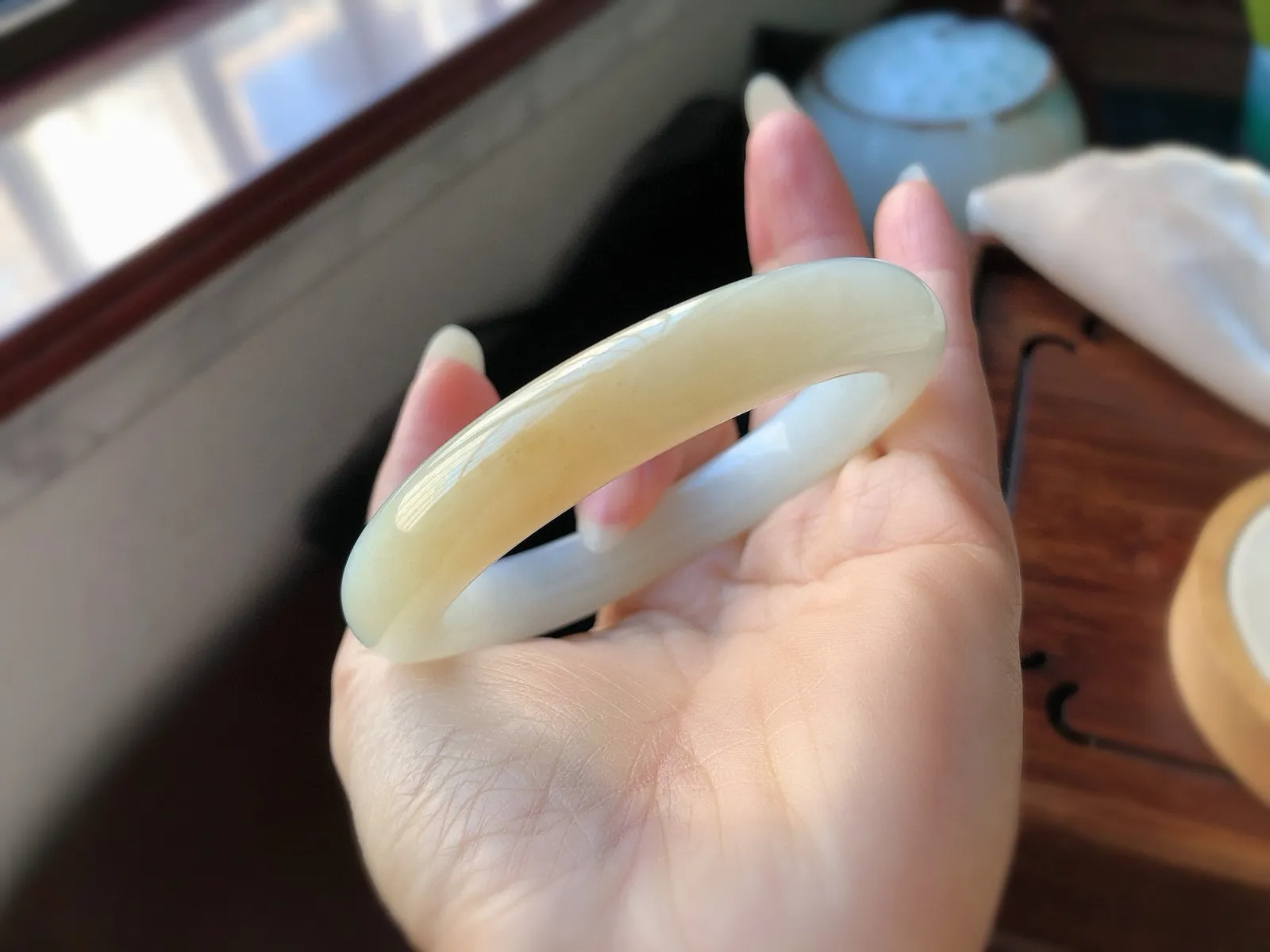 圈口58.2 美镯到一口糖[鼓掌] 天然和田玉糖白玉镯，老坑料 尺寸12.8*10.5   脂粉细腻，料子油润，过度自然，收藏精品！
