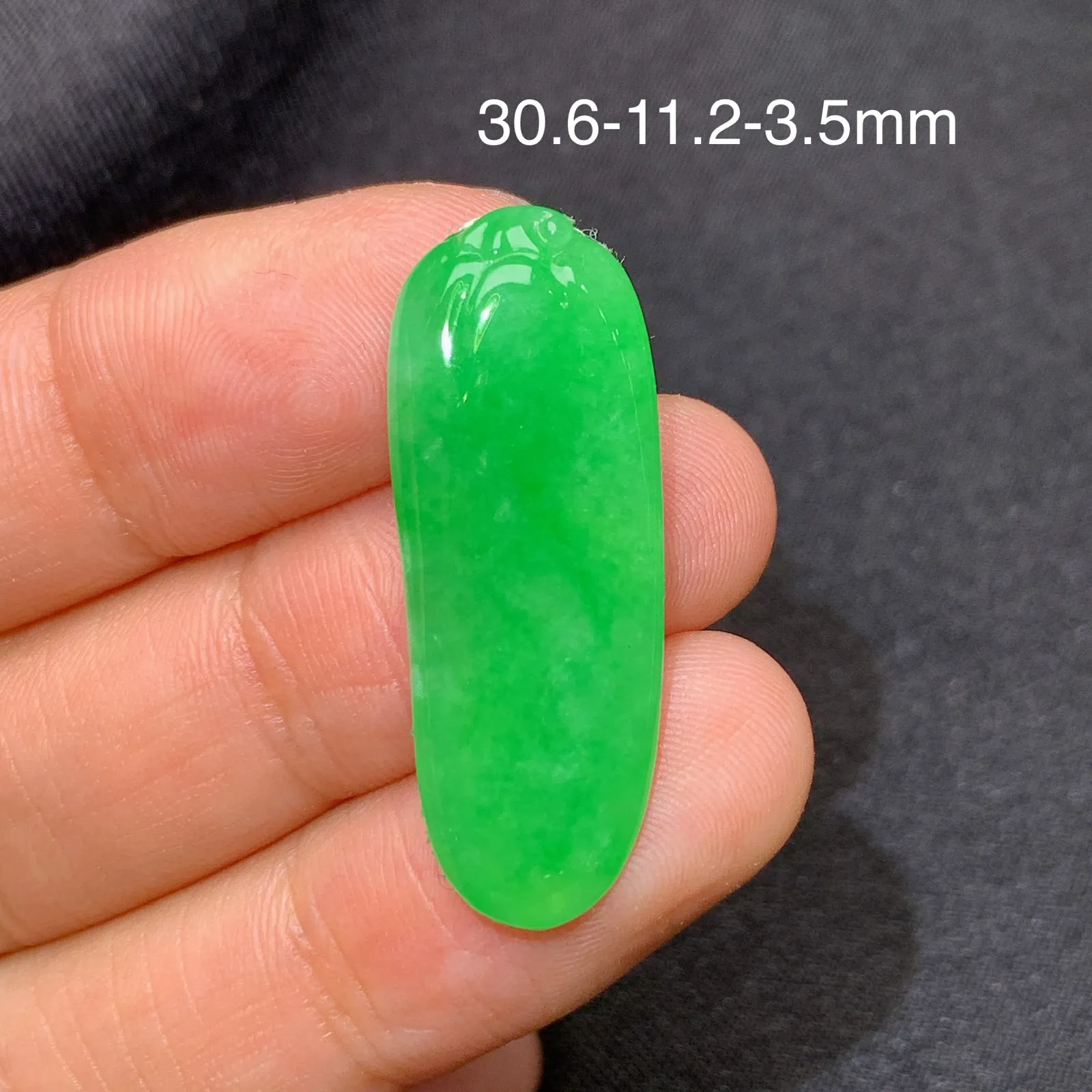 阳绿福瓜，镶嵌佳品，冰润色阳，种水足 尺寸30.6*11.2*3.5