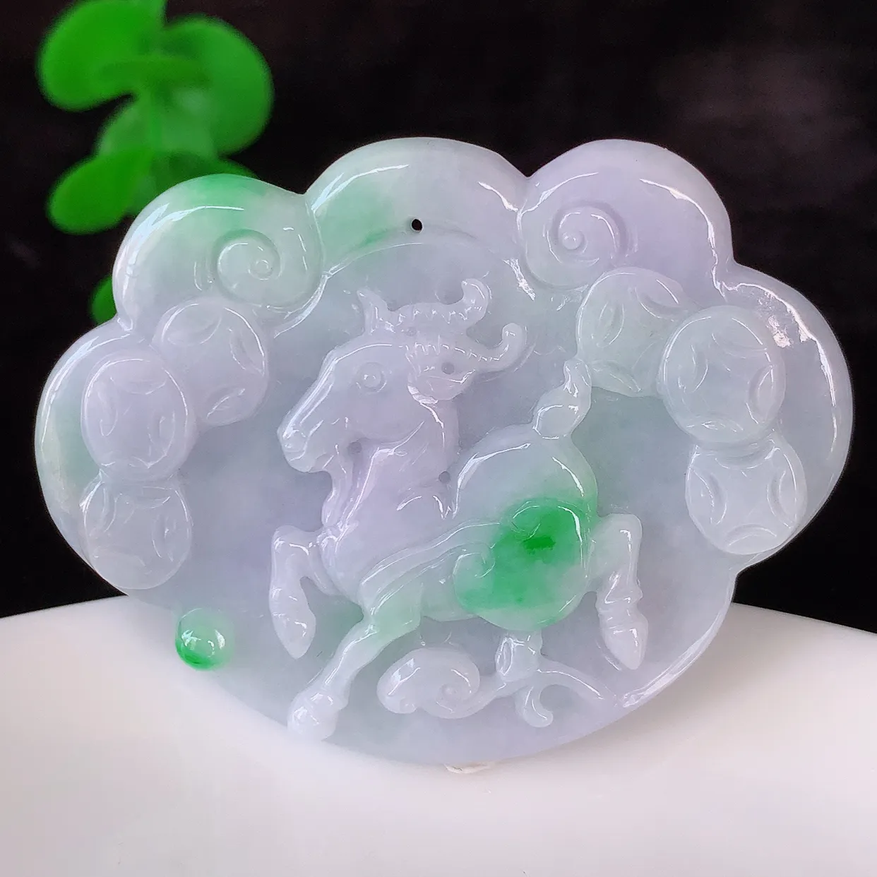 自然光实拍，冰润飘绿生肖羊翡翠吊坠，翠色灵动，种老水足，寓意好，品相佳，佩戴佳品！#05.1尺寸52