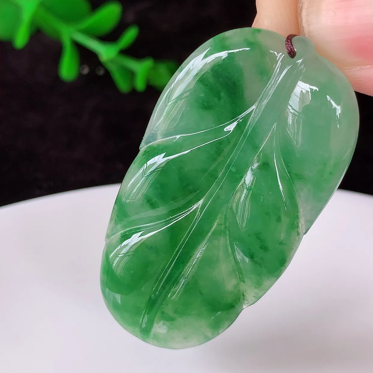 自然光实拍，冰胶飘花叶子翡翠吊坠 ，种水足，色泽清新，工艺精湛，叶子寓意美好；金枝玉叶，事业有成。#57.1尺寸41.5*22.5*3.8