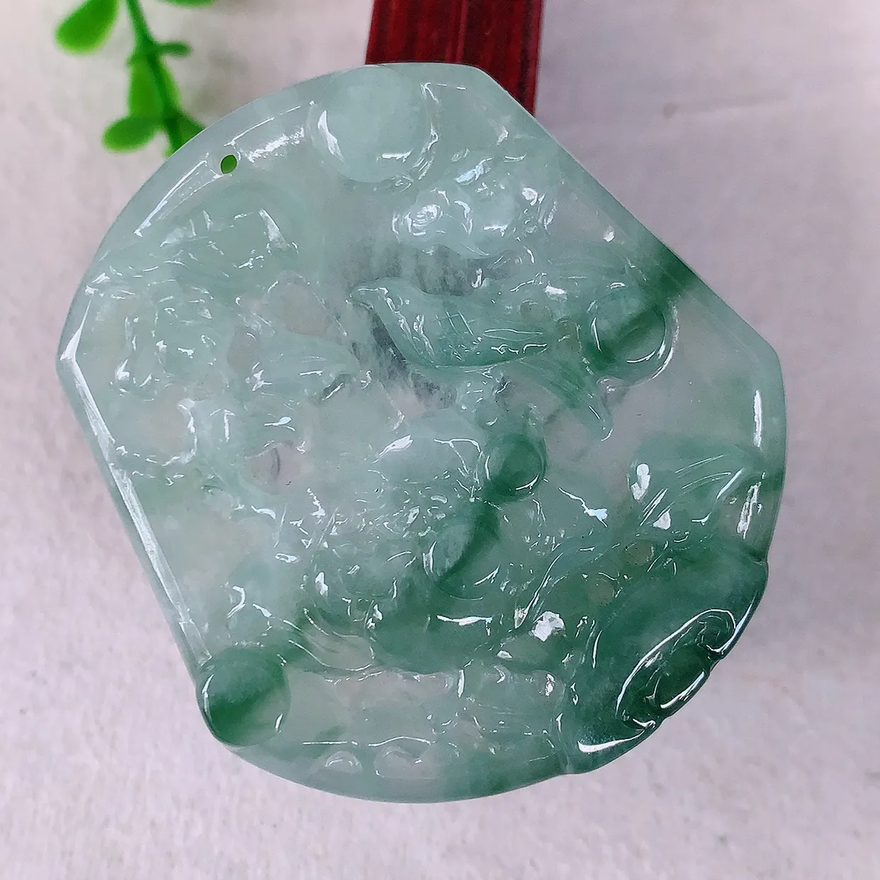 自然光实拍，冰飘花翡翠喜上眉梢吊坠，时人之家，闻鹊声皆以为喜，故谓喜鹊报喜。”题材有喜上眉梢，双喜临门，花开富贵的美好意义。性价比超值！#46.1尺寸50*46.5*5.8mm