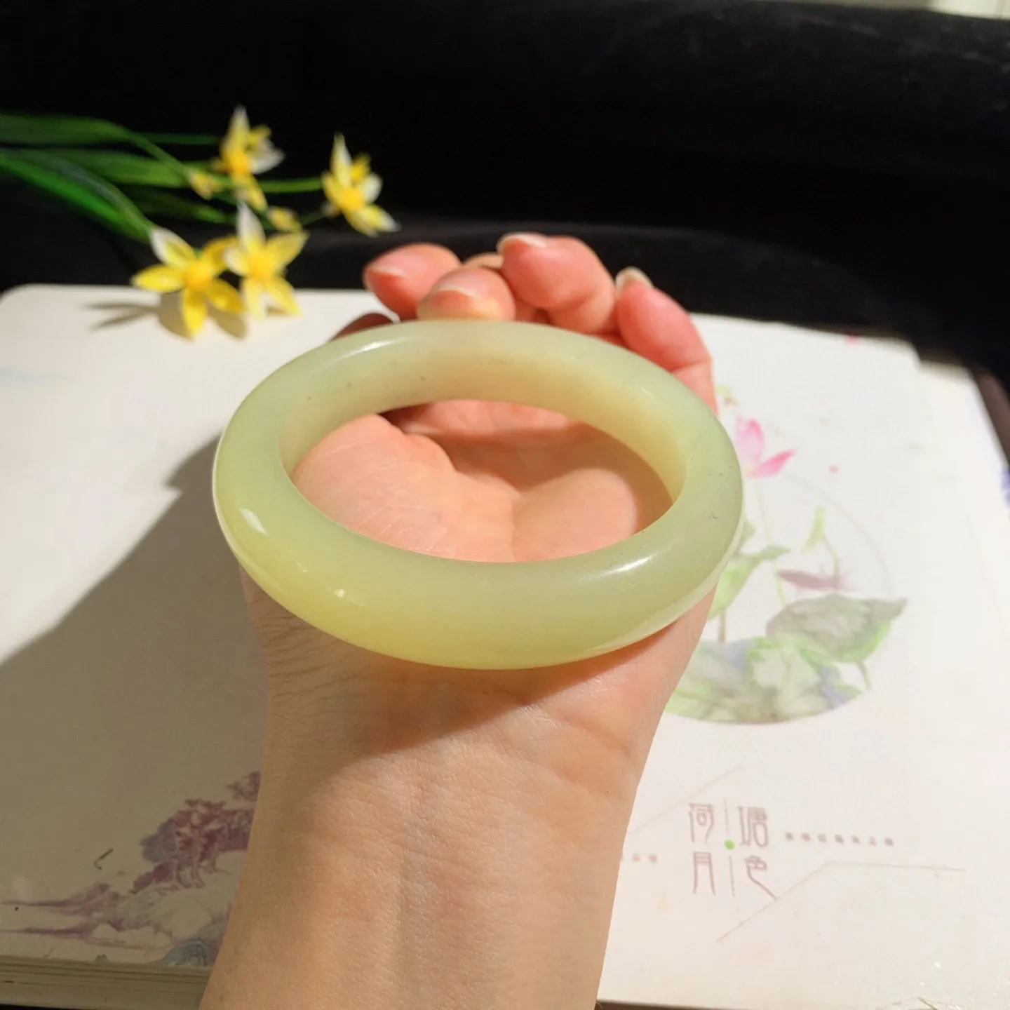 和田玉58.5圈口黄口料手镯！圈口58.5宽14.6厚9.8重76.1克，玉质细腻油润 底色纯净 无
