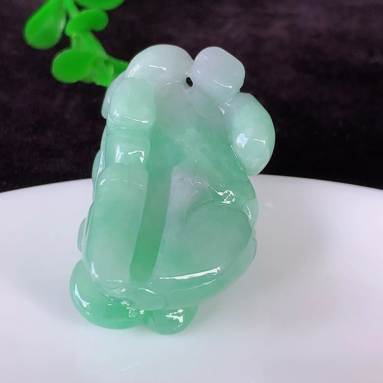 自然光实拍，冰润飘绿生肖牛气冲天翡翠吊坠，种老水足，雕工精湛 ，寓意美好，佩戴时尚出众！#41.1