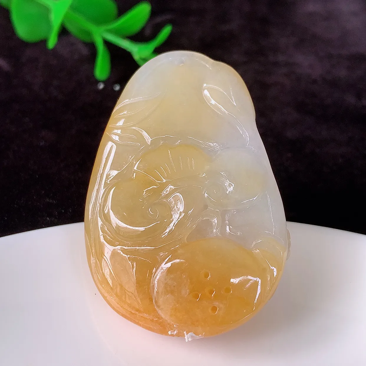 自然光实拍，冰润黄翡年年有余，自由自在玉吊坠，寓意财源广进，雕工婉约，栩栩如生，佩戴优雅迷人！#57.1尺寸41*28.5*8