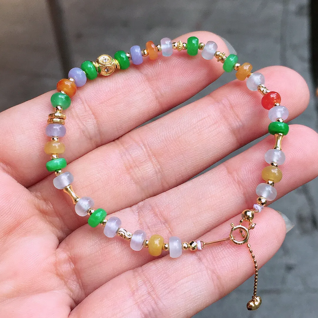 多彩珠子手链，色泽均匀艳丽，玉质细腻，荧光感超
强，饱满圆润，气质满满。18k
金豪华镶嵌