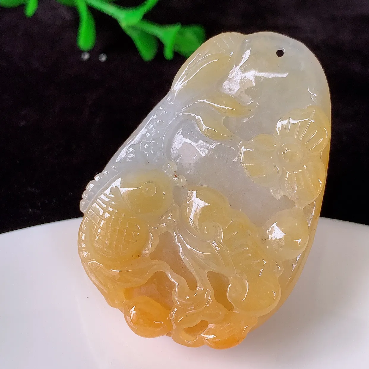 自然光实拍，冰润黄翡年年有余，自由自在玉吊坠，寓意财源广进，雕工婉约，栩栩如生，佩戴优雅迷人！#57.1尺寸41*28.5*8