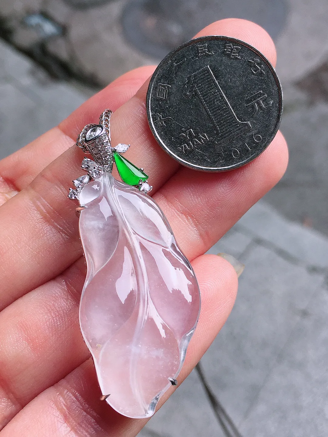 冰种玉叶吊坠，玉质细腻，荧光感超
强，饱满圆润，气质满满。18k
金豪华镶嵌
