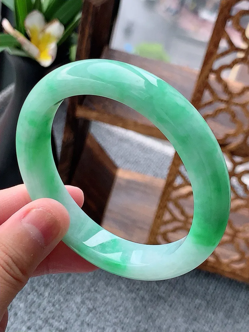 a货翡翠老坑飘绿正装正圈手镯57-58圈口 尺寸57.8×12.2×8.5mm 重量63.92g 0