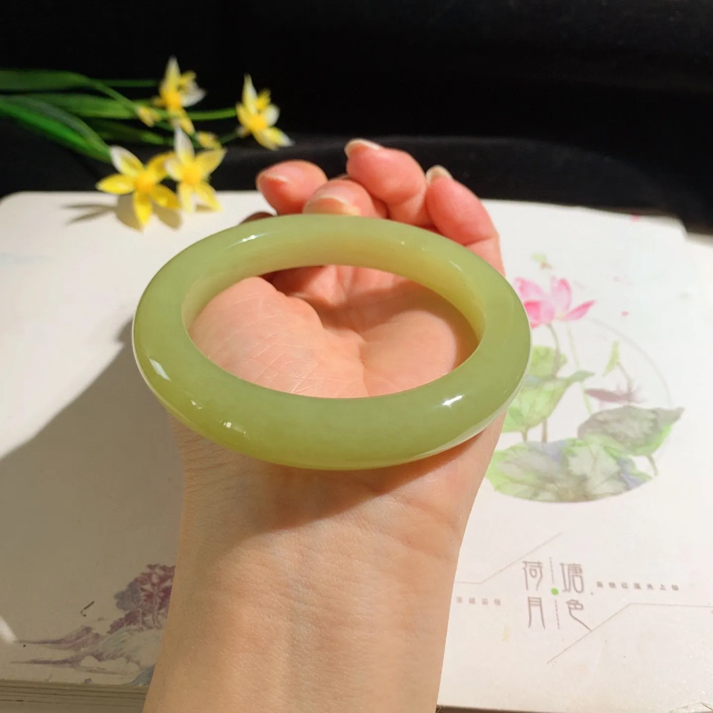 和田玉58.5圈口黄口料手镯！圈口58.5宽12重66.5克，玉质细腻油润 底色纯净 无裂无杂 脂粉