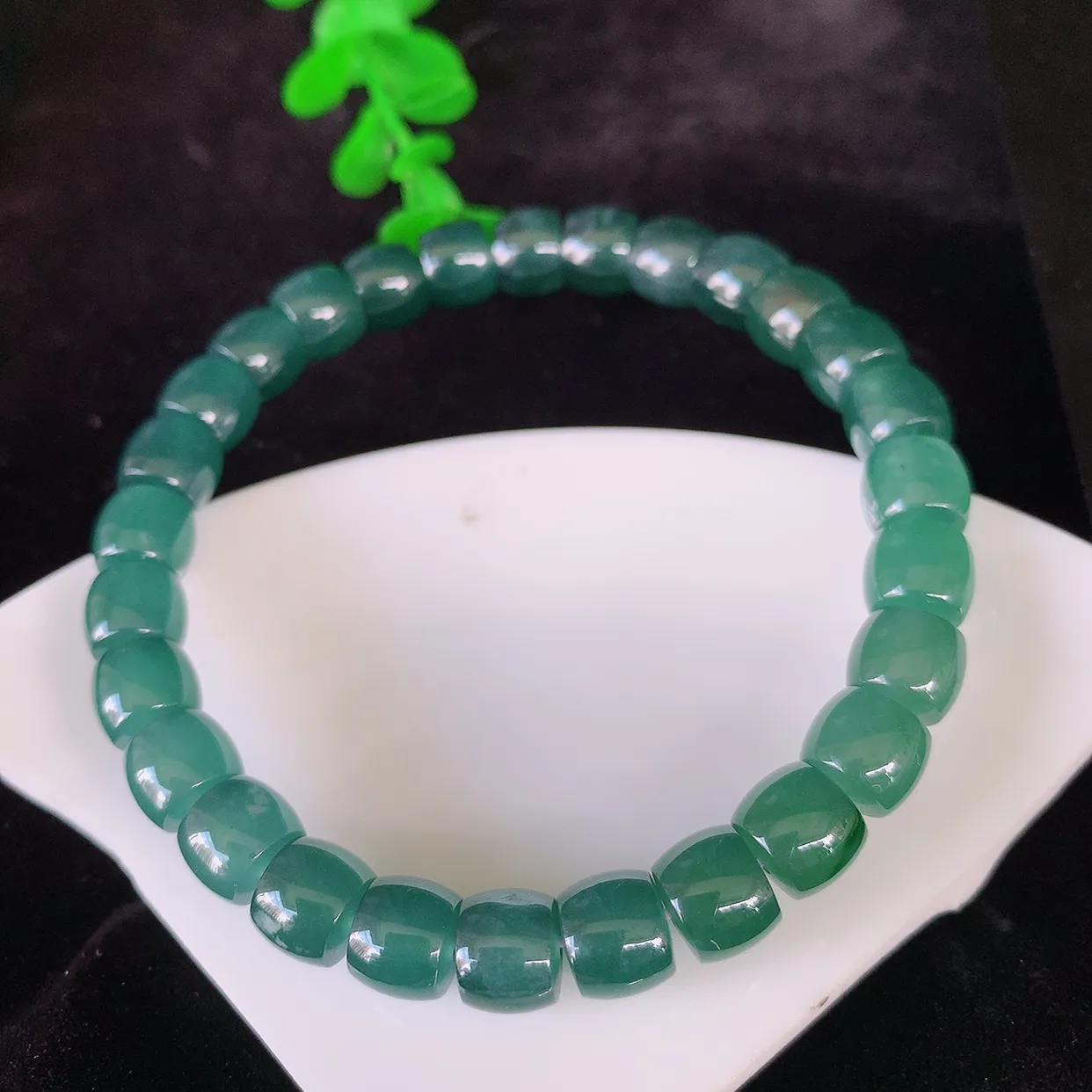 自然光实拍，冰润满绿路路通翡翠手链手串，水润秀气，料子细腻，清爽，高档大气，自戴送礼佳品！#3.1取