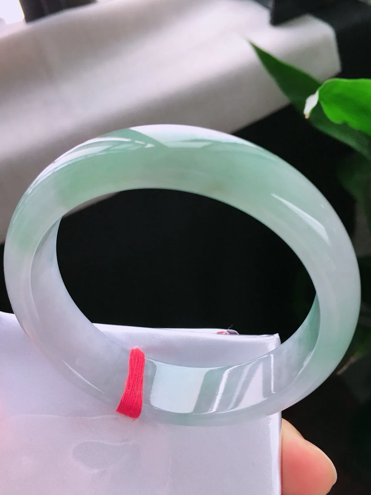 圈口57.5，正圈手镯，玉质冰润，色泽清爽，种水佳，宽版，尺寸57.5-16.5-7.5mm