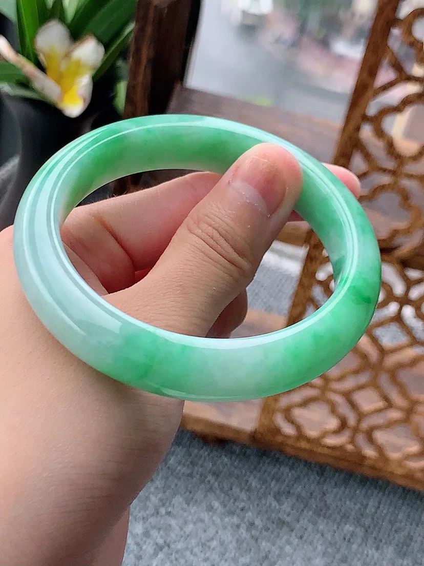 a货翡翠老坑飘绿正装正圈手镯57-58圈口 尺寸57.8×12.2×8.5mm 重量63.92g 0621