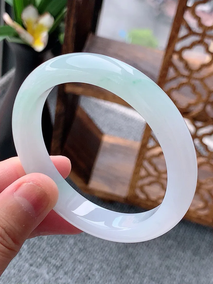 a货翡翠老坑飘绿正装正圈手镯54-55圈口 尺寸54.2×10.5×7.7mm 重量46.97g 0