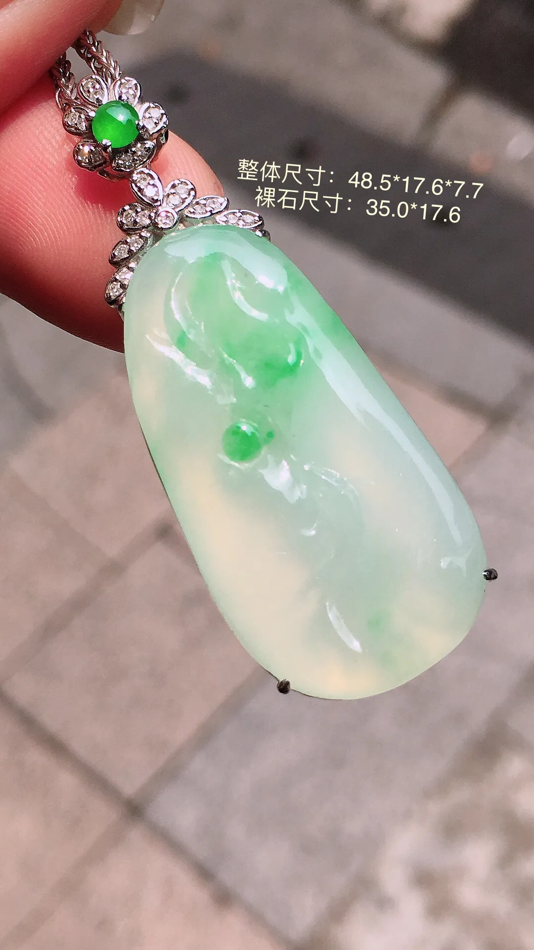 飘绿吊坠，色泽艳丽，玉质细腻，荧光感超
强，饱满圆润，气质满满。18k
金豪华镶嵌