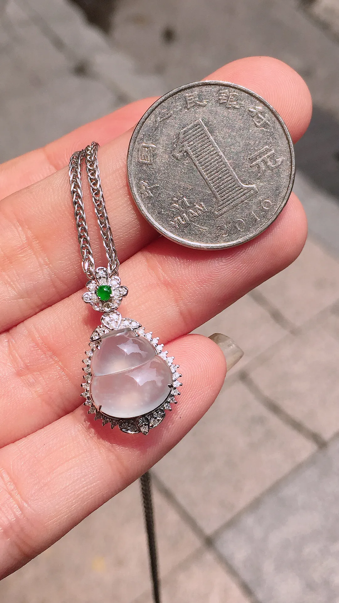 冰种葫芦吊坠，玉质细腻，荧光感超
强，饱满圆润，气质满满。18k
金豪华镶嵌