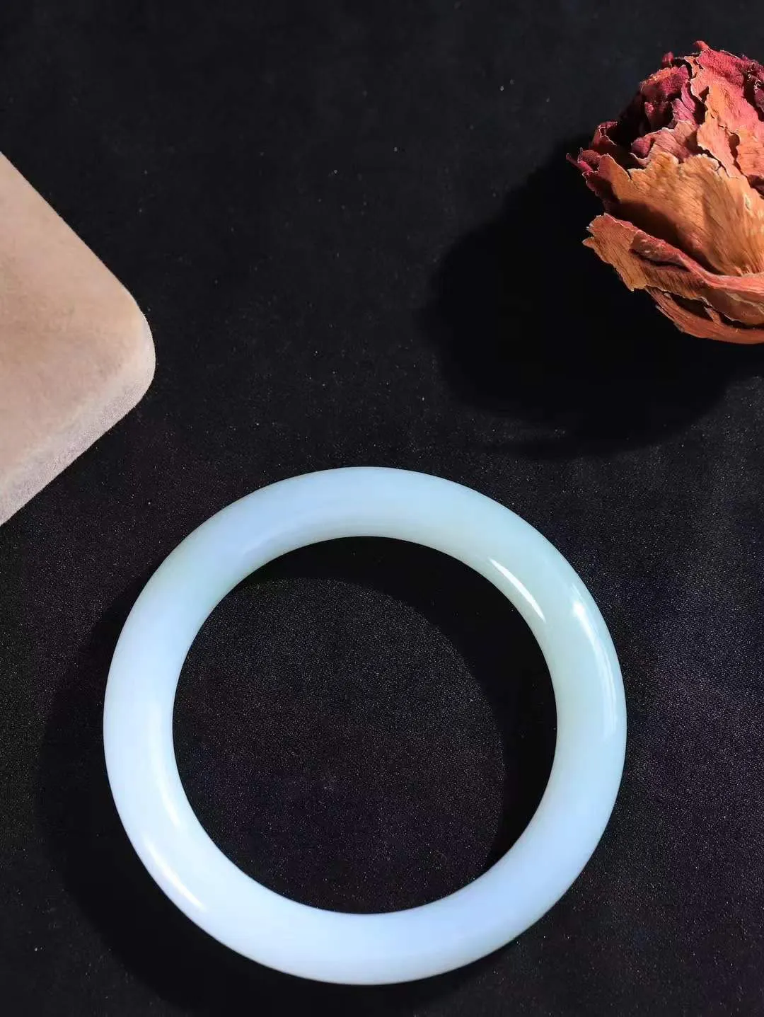 （温柔雅致.手镯）

精品和田玉青白玉圆条手镯。镯型饱满，温润细腻，脂润沁香。️执一卷书，沏一盏茶，着一袭裙，戴一只镯。淡淡浅笺，素心若兰，静赏玉中诗画。悠悠岁月，芊手轻摘，盛满诗样芳华。重60.5克   尺寸59-11-10.6mm    FDA-9970496