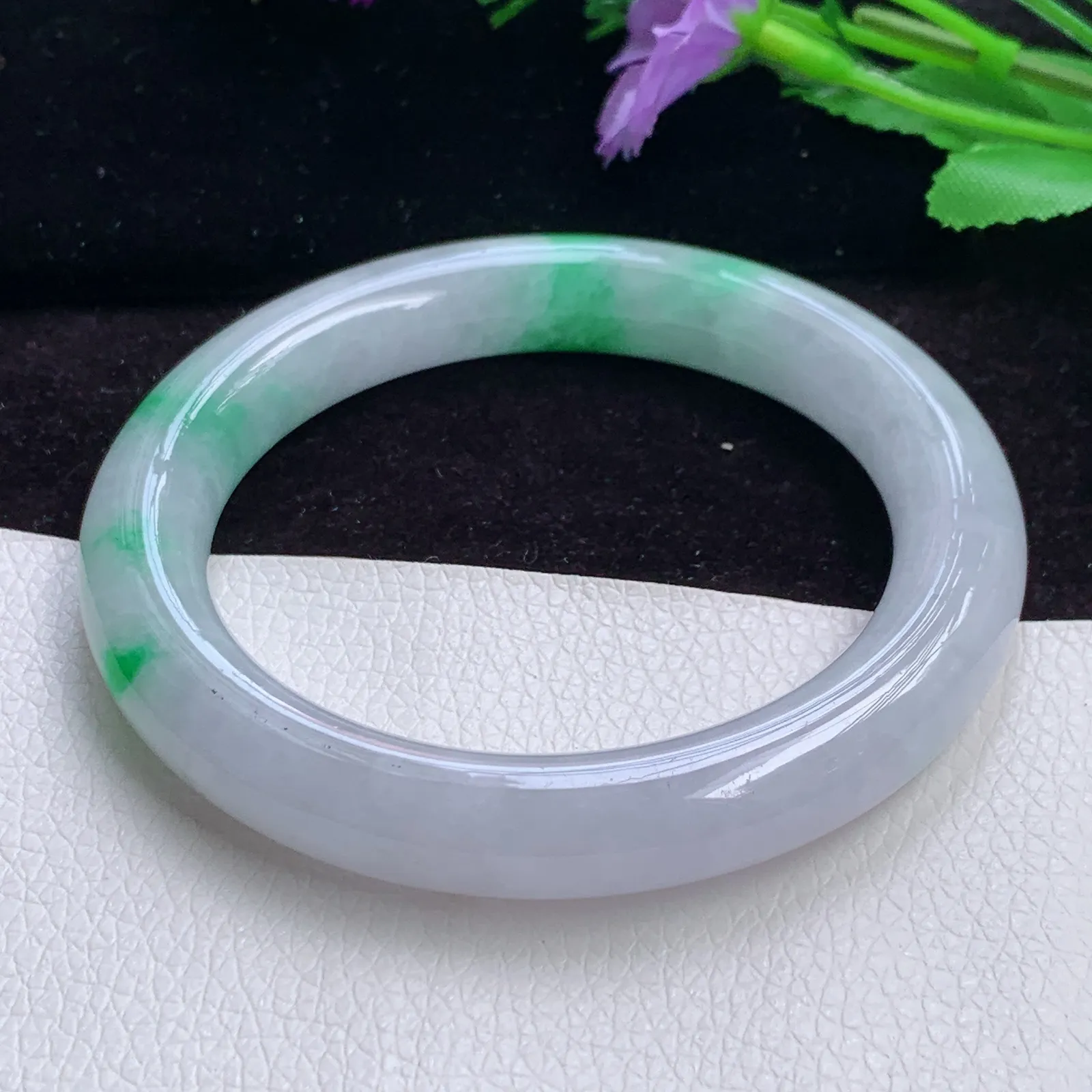 faa自然光57.8*10.6美人镯 精美飘阳绿圆条翡翠玉手镯 玉手环