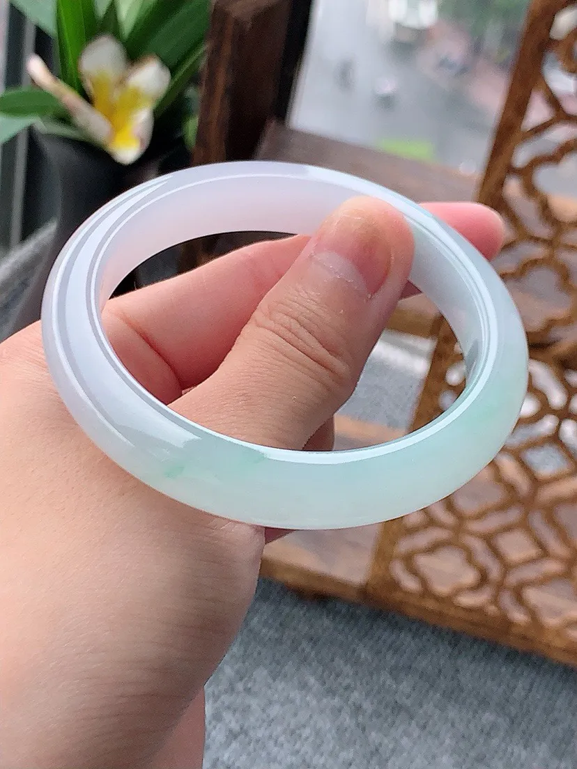 a货翡翠老坑飘绿正装正圈手镯54-55圈口 尺寸54.2×10.5×7.7mm 重量46.97g 0621