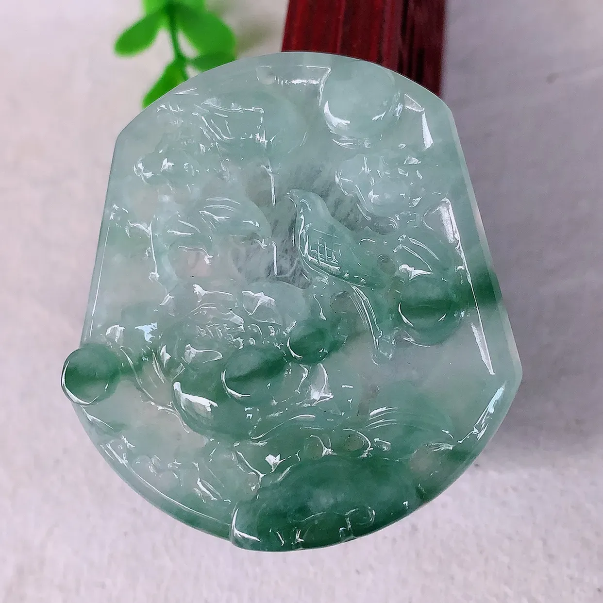 自然光实拍，冰飘花翡翠喜上眉梢吊坠，时人之家，闻鹊声皆以为喜，故谓喜鹊报喜。”题材有喜上眉梢，双喜临门，花开富贵的美好意义。性价比超值！#46.1尺寸50*46.5*5.8mm
