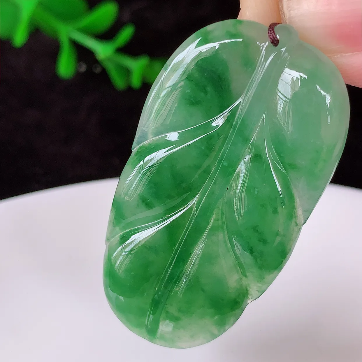 自然光实拍，冰胶飘花叶子翡翠吊坠 ，种水足，色泽清新，工艺精湛，叶子寓意美好；金枝玉叶，事业有成。#