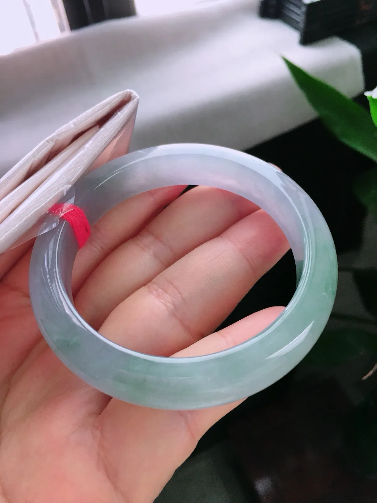 圈口57.5，正圈手镯，飘花，玉质冰润细腻，种水佳，尺寸57.5-12.4-8.2mm