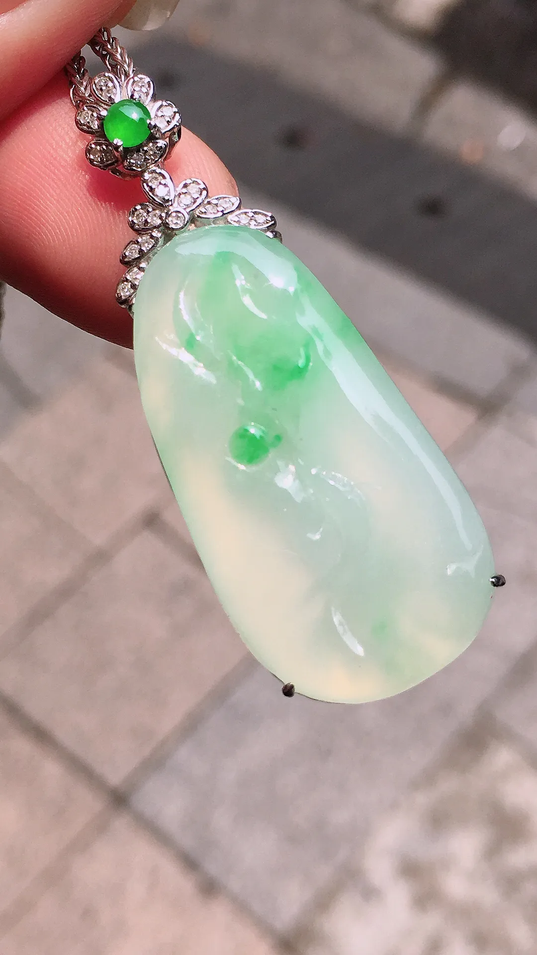 飘绿吊坠，色泽艳丽，玉质细腻，荧光感超
强，饱满圆润，气质满满。18k
金豪华镶嵌