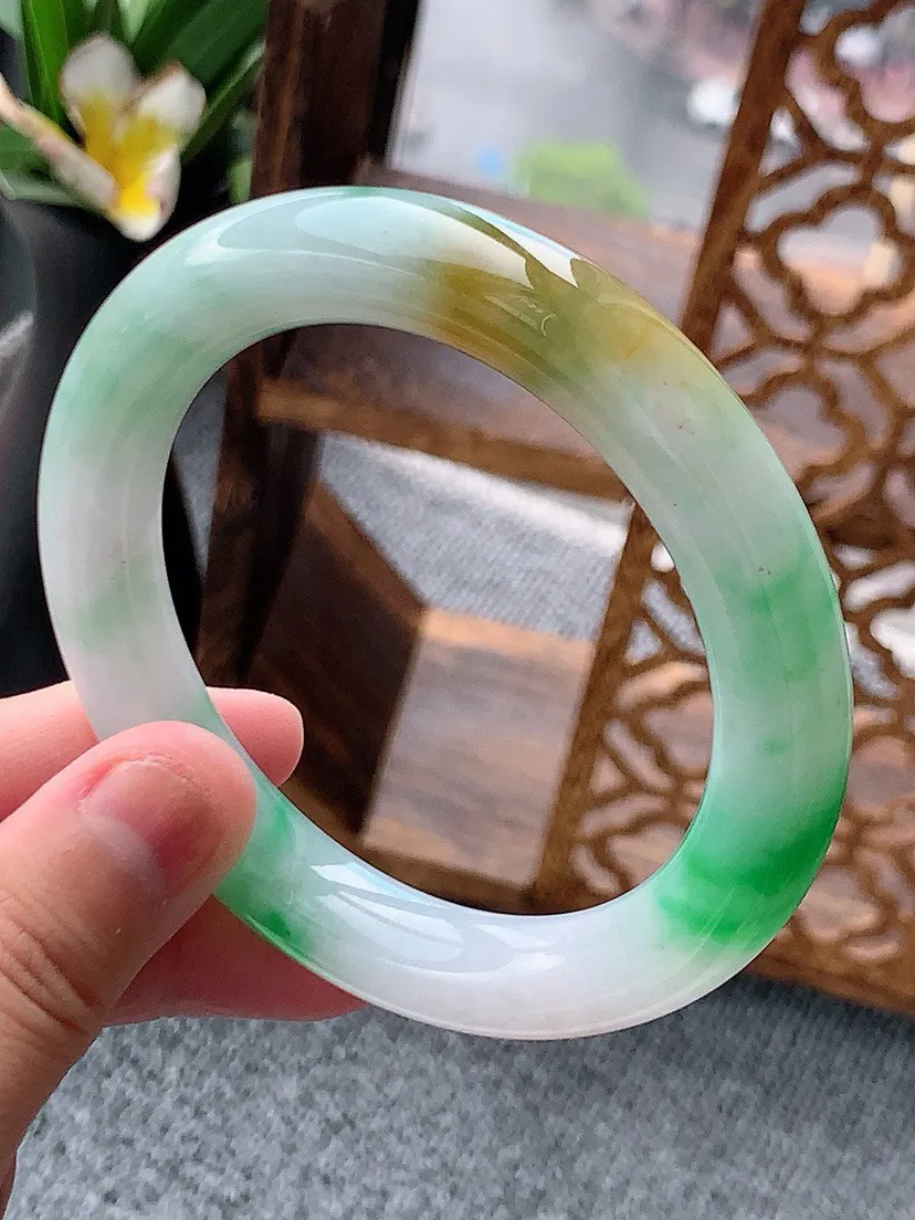a货翡翠老坑黄加绿双彩圆条手镯57-58圈口  尺寸57.2×10.8mm 重量67.12g 062