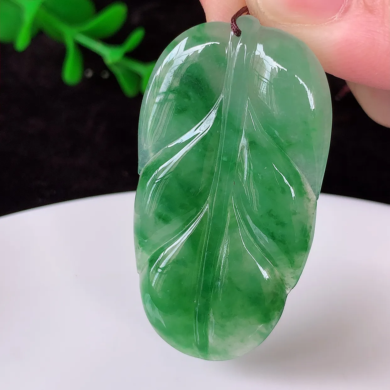 自然光实拍，冰胶飘花叶子翡翠吊坠 ，种水足，色泽清新，工艺精湛，叶子寓意美好；金枝玉叶，事业有成。#57.1尺寸41.5*22.5*3.8
