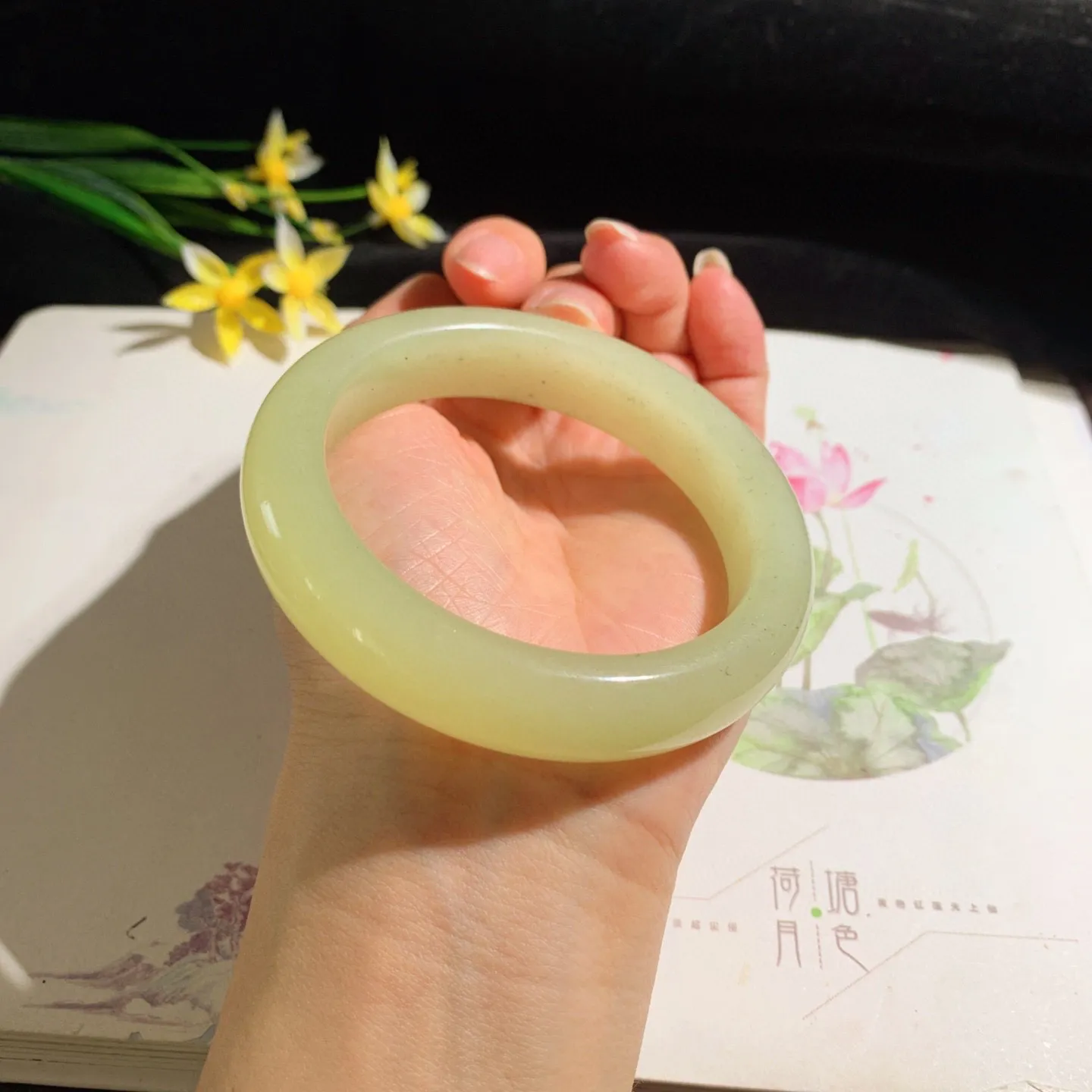 和田玉58.5圈口黄口料手镯！圈口58.5宽14.6厚9.8重76.1克，玉质细腻油润 底色纯净 无纹裂 脂粉好，品质好