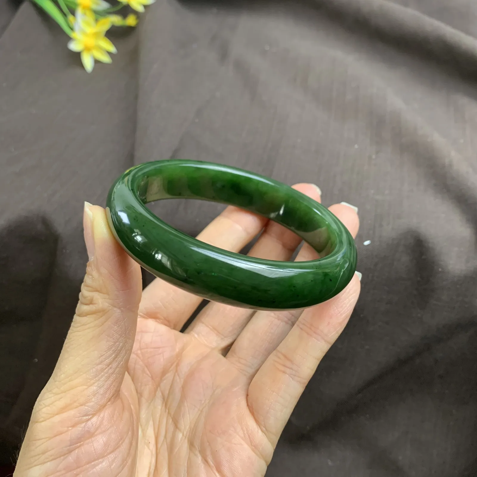 和田玉62圈口菠菜绿碧玉手镯！圈口62宽14玉质细腻油润 底色纯净 无裂无棉 脂粉好，品质好
