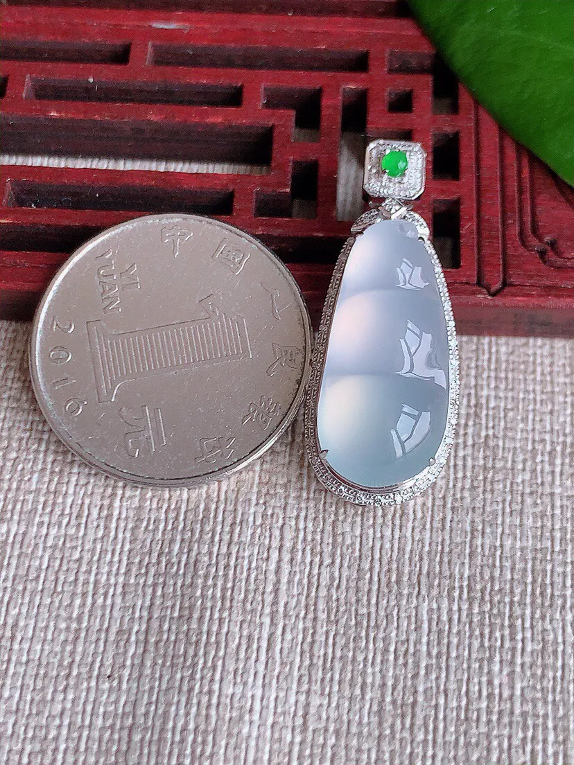 a货翡翠老坑冰种18K金伴钻镶嵌白月光四季豆福豆平安豆吊坠 尺寸32×12.3×9.8裸石22.5×10.7mm 重量4.55g 0704