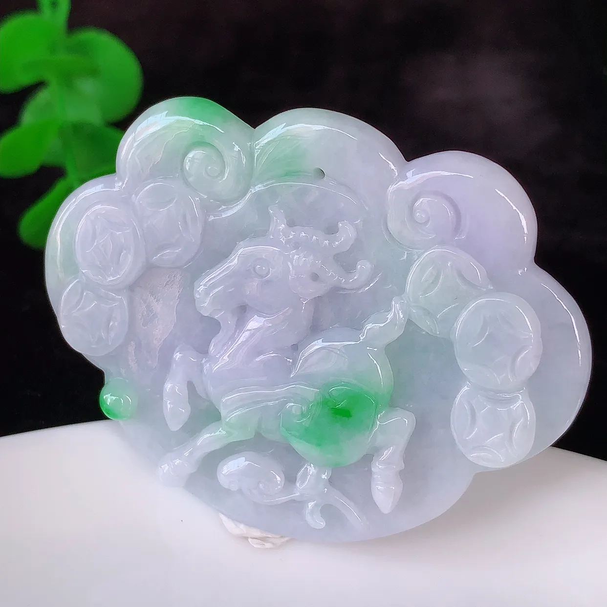 自然光实拍，冰润飘绿生肖羊翡翠吊坠，翠色灵动，种老水足，寓意好，品相佳，佩戴佳品！#05.1尺寸52*40.5*5.8