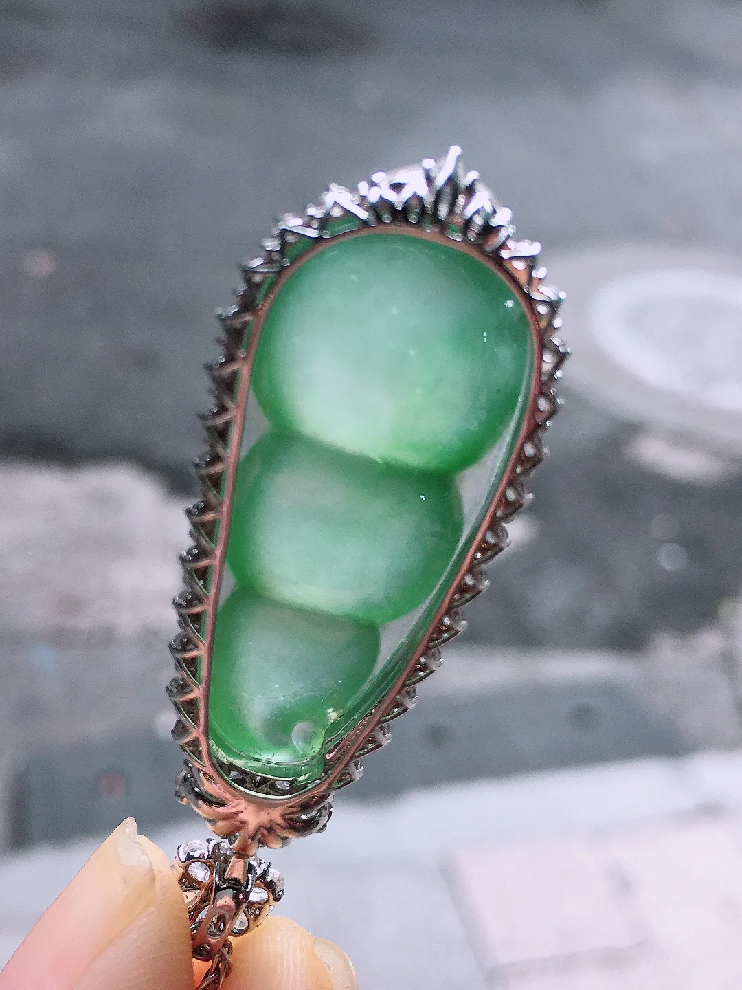 晴水福豆吊坠，色泽均匀艳丽，玉质细腻，荧光感超
强，饱满圆润，气质满满。18k
金豪华镶嵌