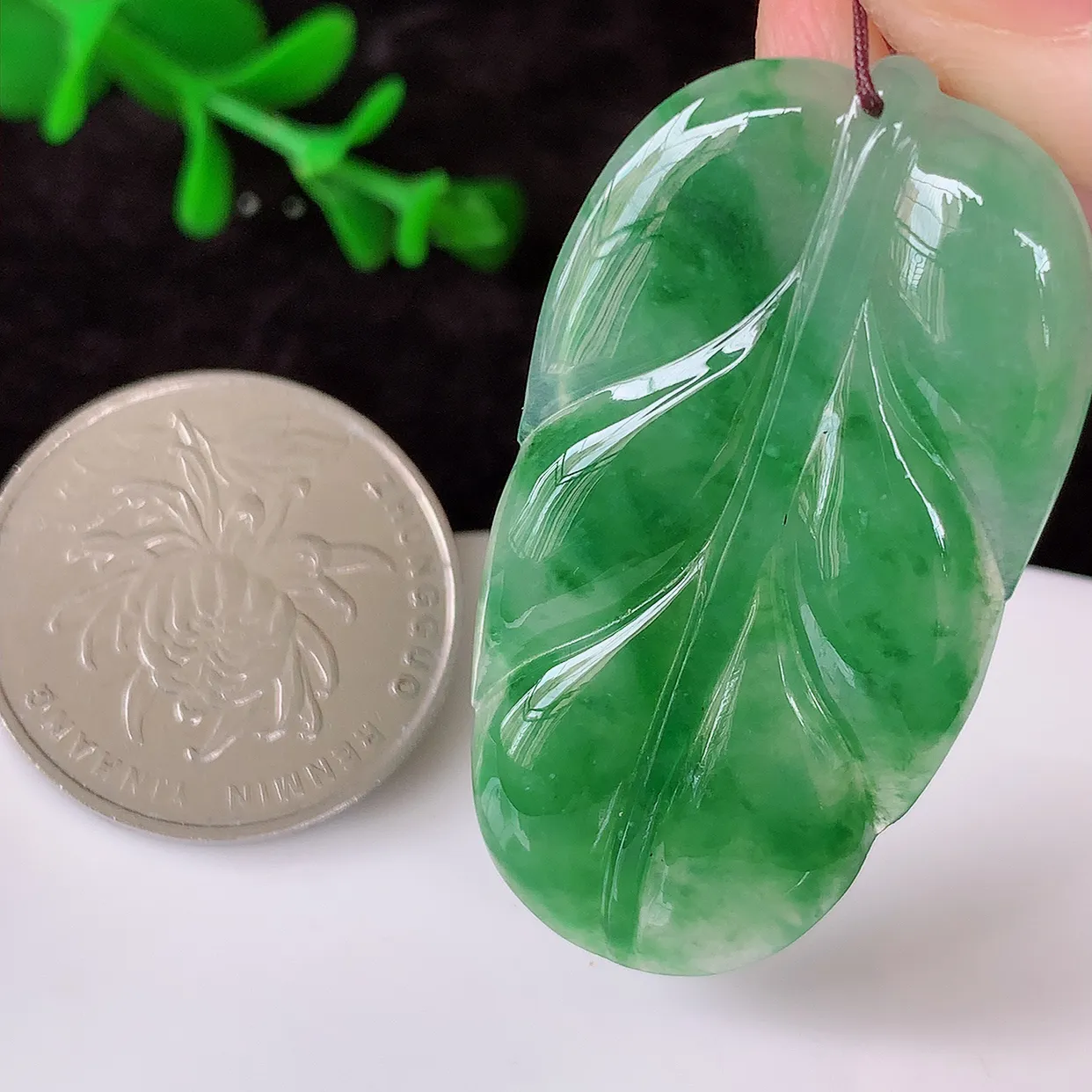 自然光实拍，冰胶飘花叶子翡翠吊坠 ，种水足，色泽清新，工艺精湛，叶子寓意美好；金枝玉叶，事业有成。#57.1尺寸41.5*22.5*3.8