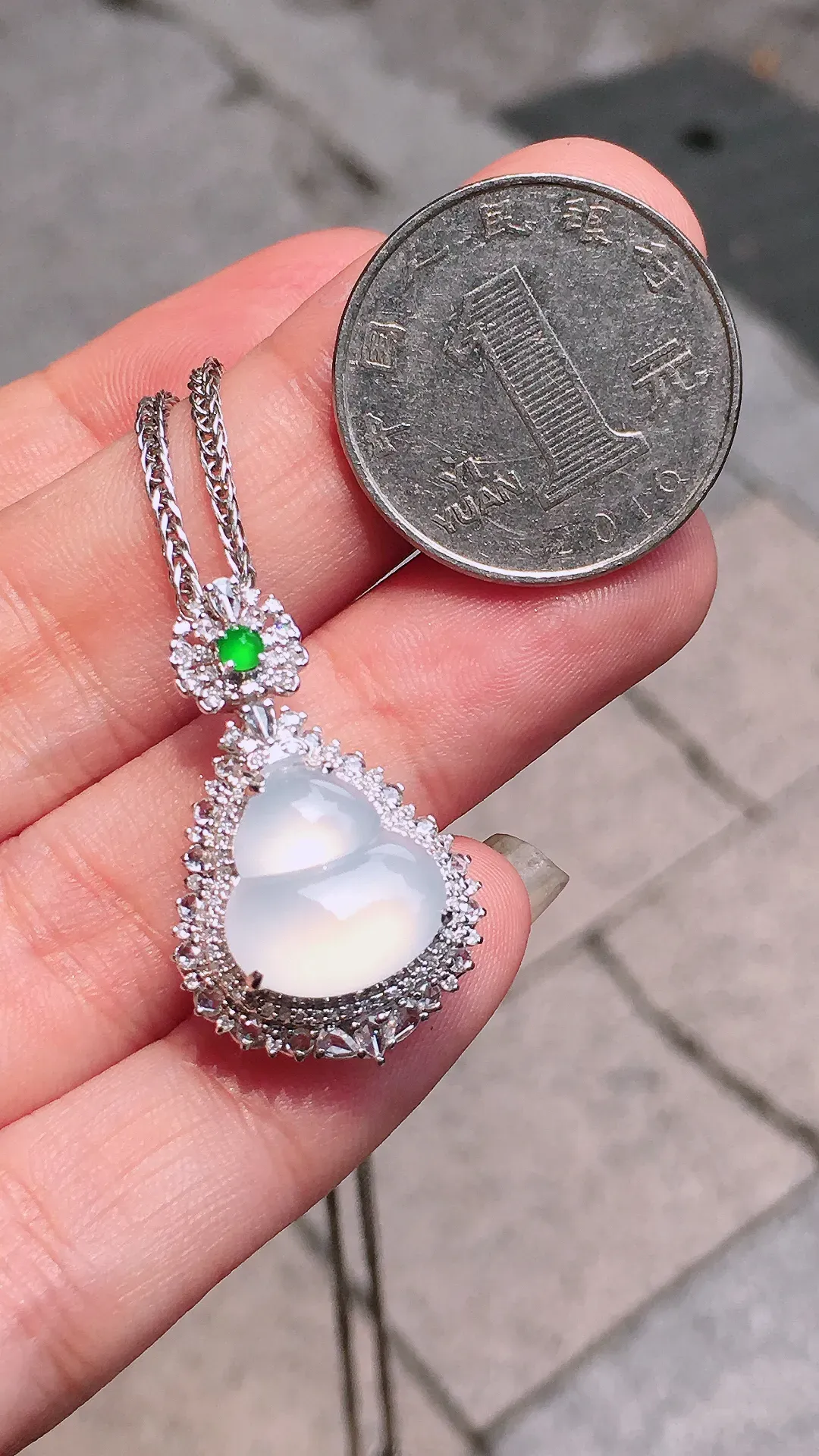 冰种葫芦吊坠，玉质细腻，荧光感超
强，饱满圆润，气质满满。18k
金豪华镶嵌