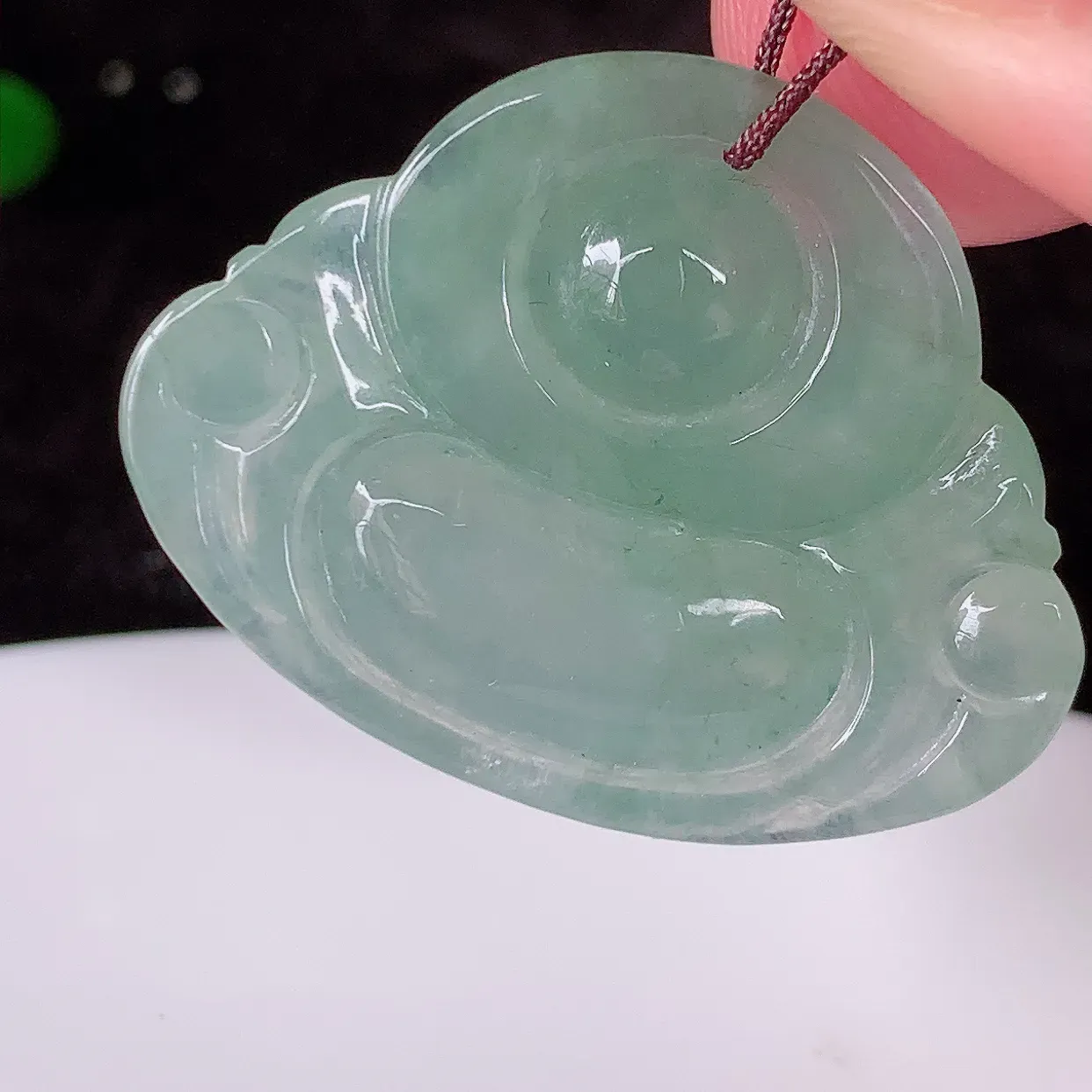 自然光实拍，冰佛公翡翠吊坠，饱满， 佛公亦保平安，寓意有福（佛公）相伴，品相佳，配戴优雅迷人！#46.1尺寸29*22.5*6.5mm