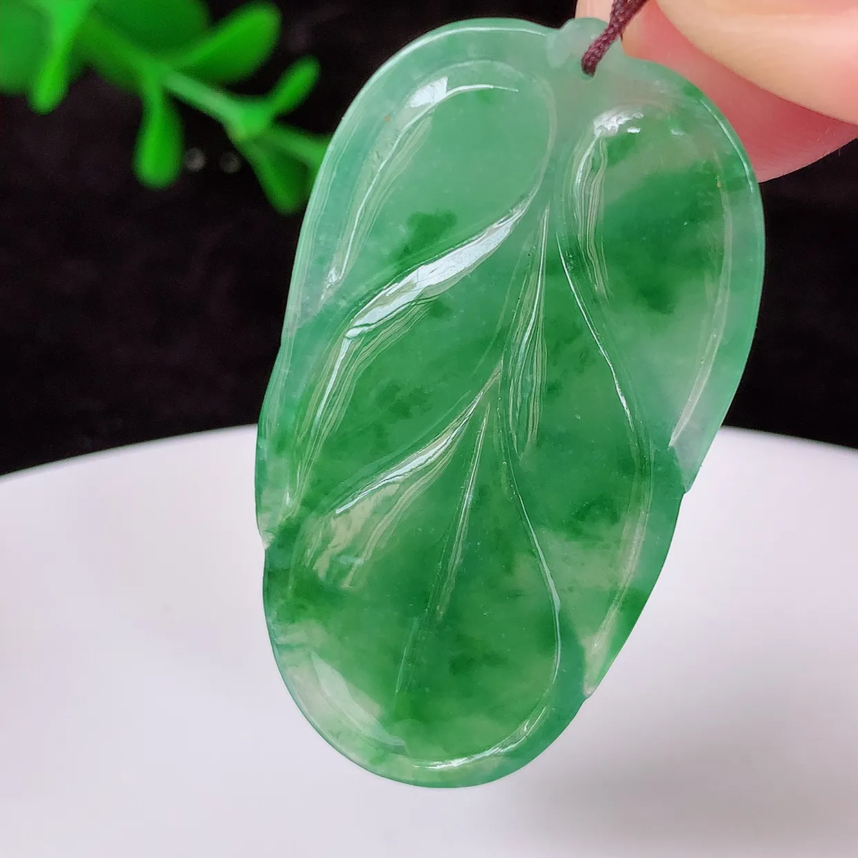 自然光实拍，冰胶飘花叶子翡翠吊坠 ，种水足，色泽清新，工艺精湛，叶子寓意美好；金枝玉叶，事业有成。#57.1尺寸41.5*22.5*3.8