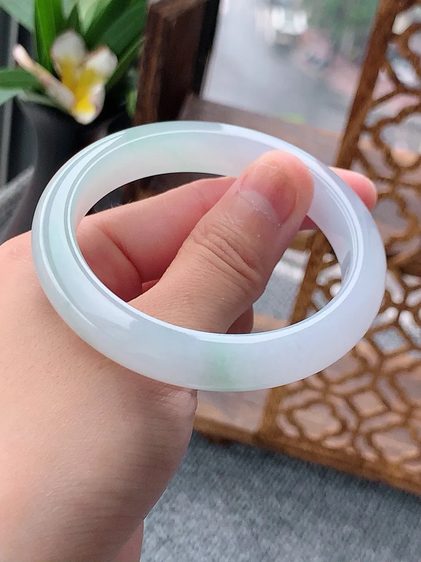 a货翡翠老坑飘绿正装正圈手镯54-55圈口 尺寸54.2×10.5×7.7mm 重量46.97g 0621