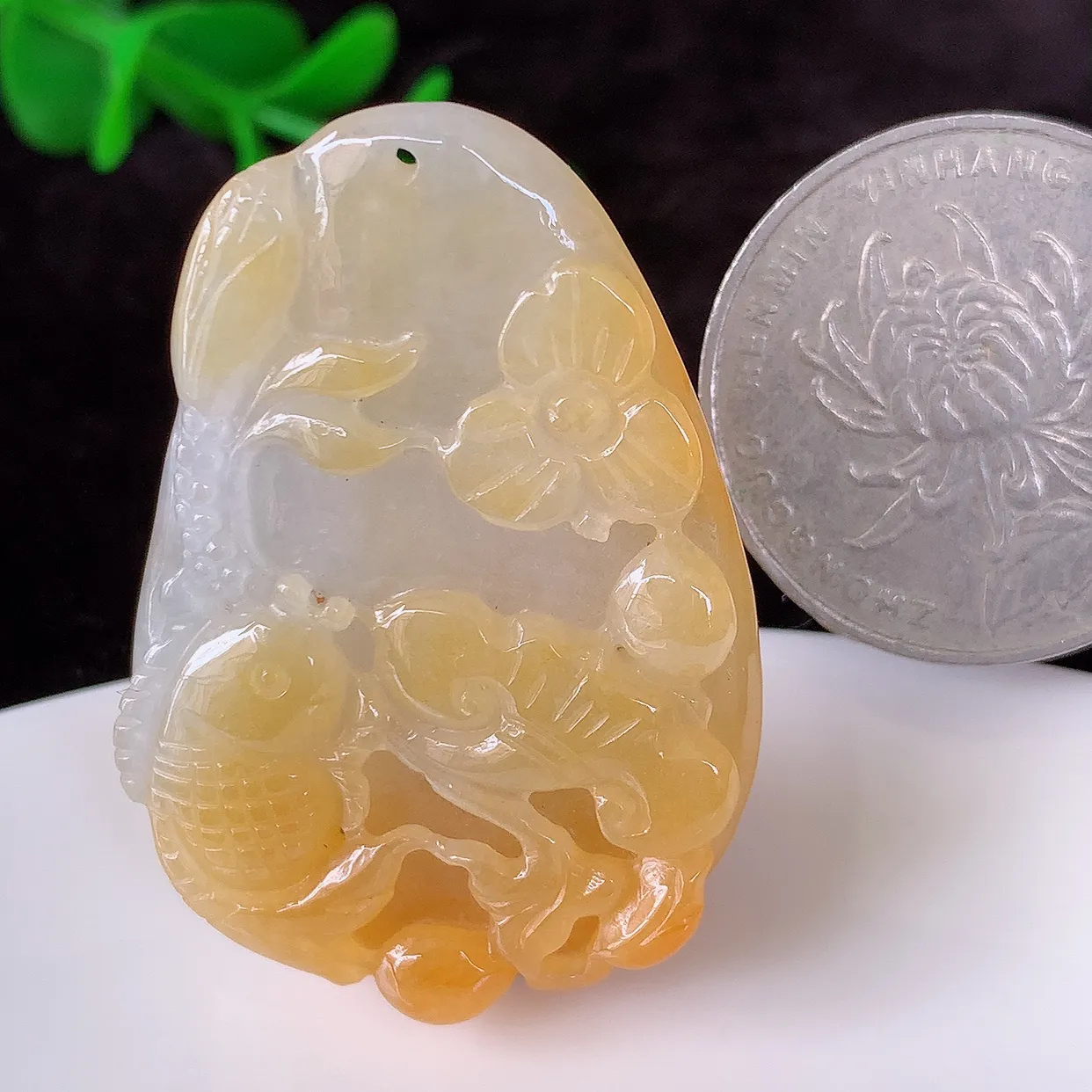 自然光实拍，冰润黄翡年年有余，自由自在玉吊坠，寓意财源广进，雕工婉约，栩栩如生，佩戴优雅迷人！#57.1尺寸41*28.5*8