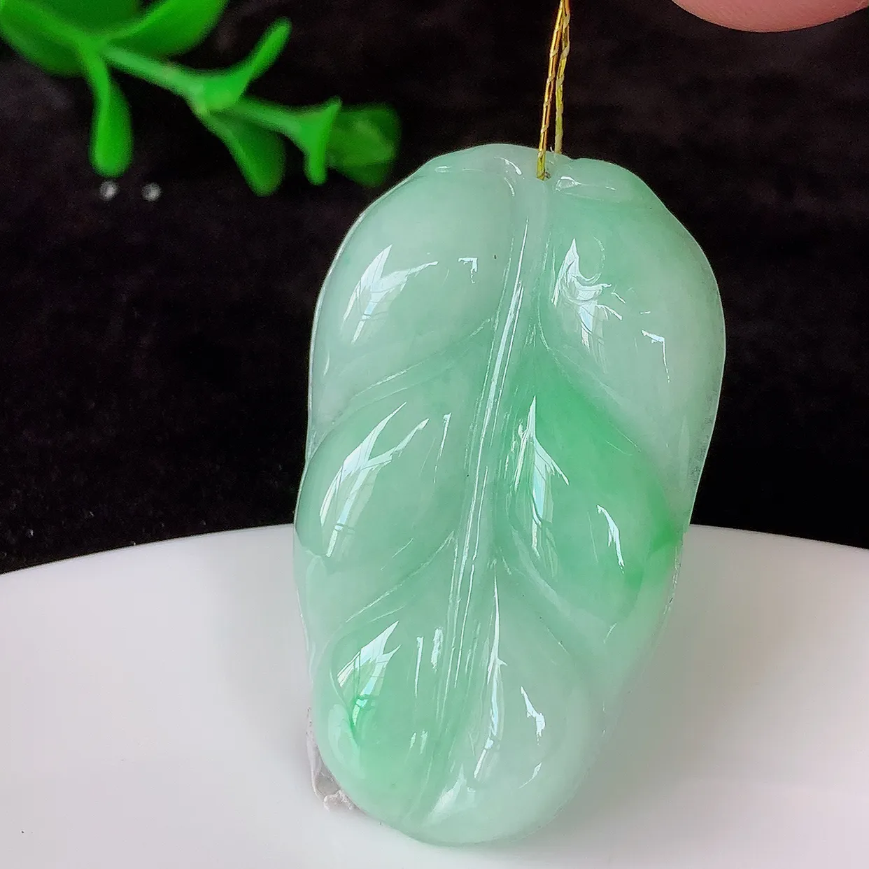自然光实拍，冰胶飘绿叶子翡翠吊坠 ，种水足，色泽清新，工艺精湛，叶子寓意美好；金枝玉叶，事业有成。#35.1