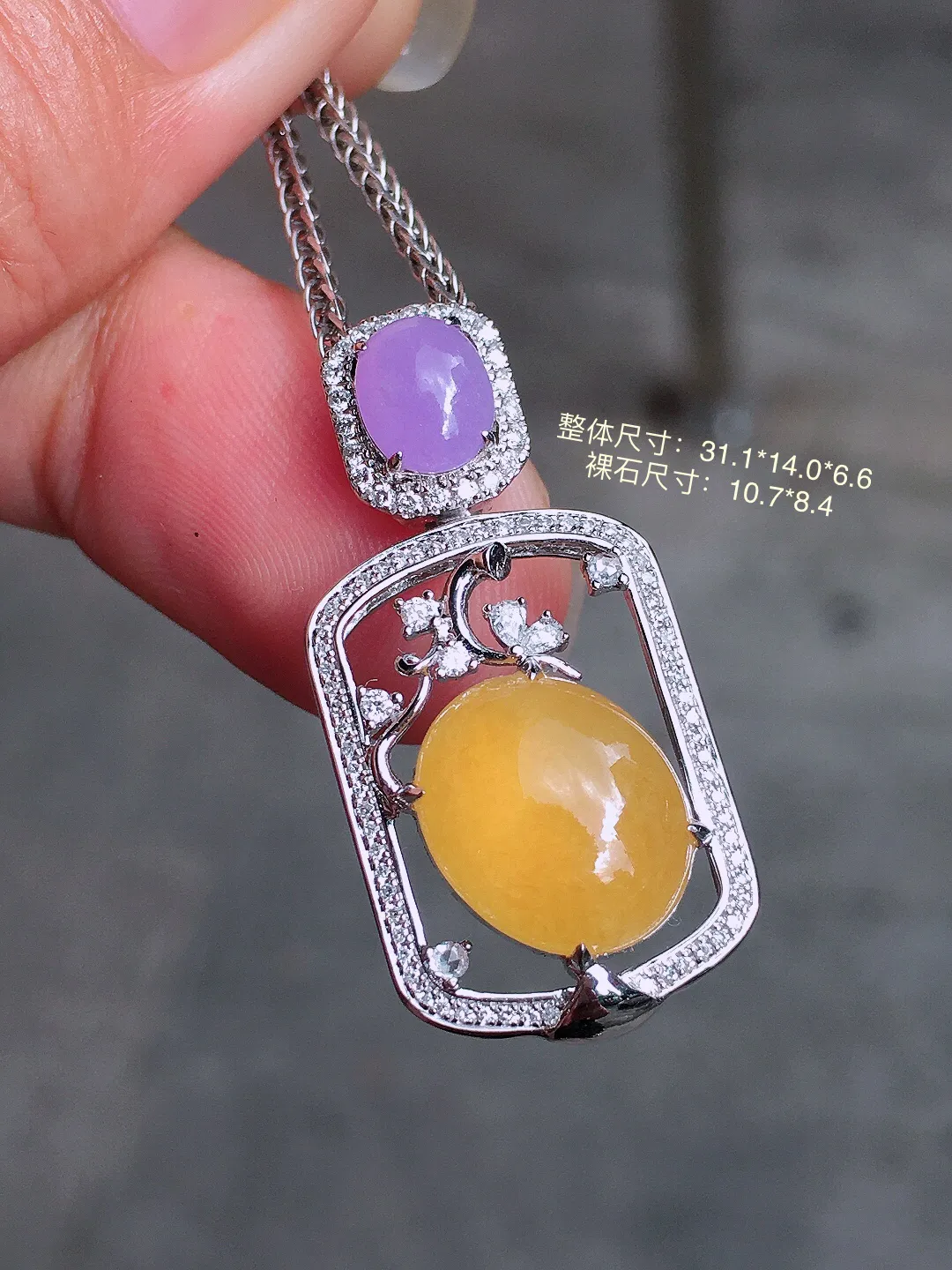 黄翡蛋面吊坠，色泽均匀艳丽，玉质细腻，荧光感超
强，饱满圆润，气质满满。18k
金豪华镶嵌