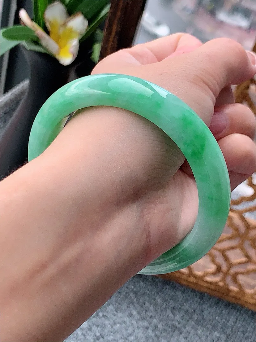 a货翡翠老坑飘绿正装正圈手镯57-58圈口 尺寸57.8×12.2×8.5mm 重量63.92g 0621