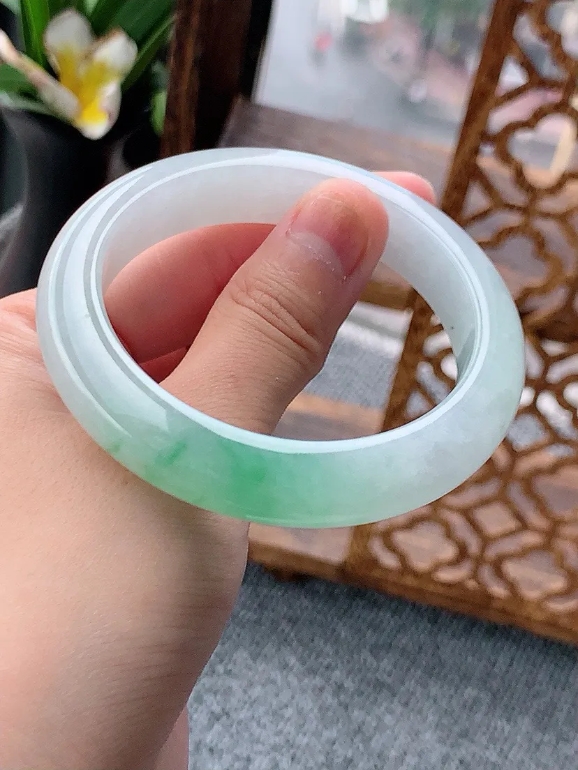 a货翡翠老坑飘绿正装正圈手镯54-55圈口 尺寸54.8×11.8×8.5mm 重量61.54g 0621