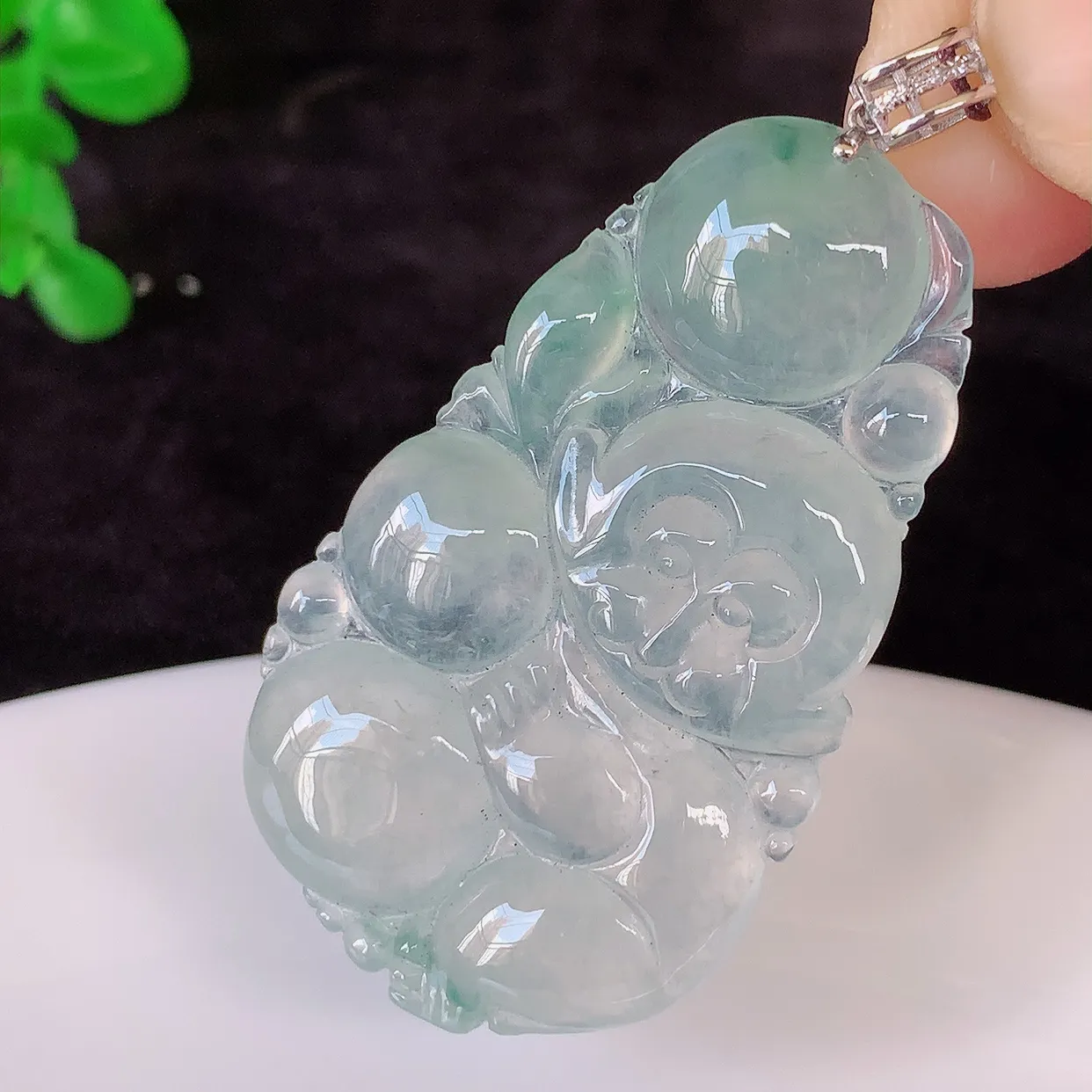 自然光实拍，18K金镶嵌冰种飘花翡翠生肖猴子吊坠，款式新颖，佩戴效果时尚出众，尽显气质，玉质细腻，美感十足。#3.1整体48裸石42*25*5