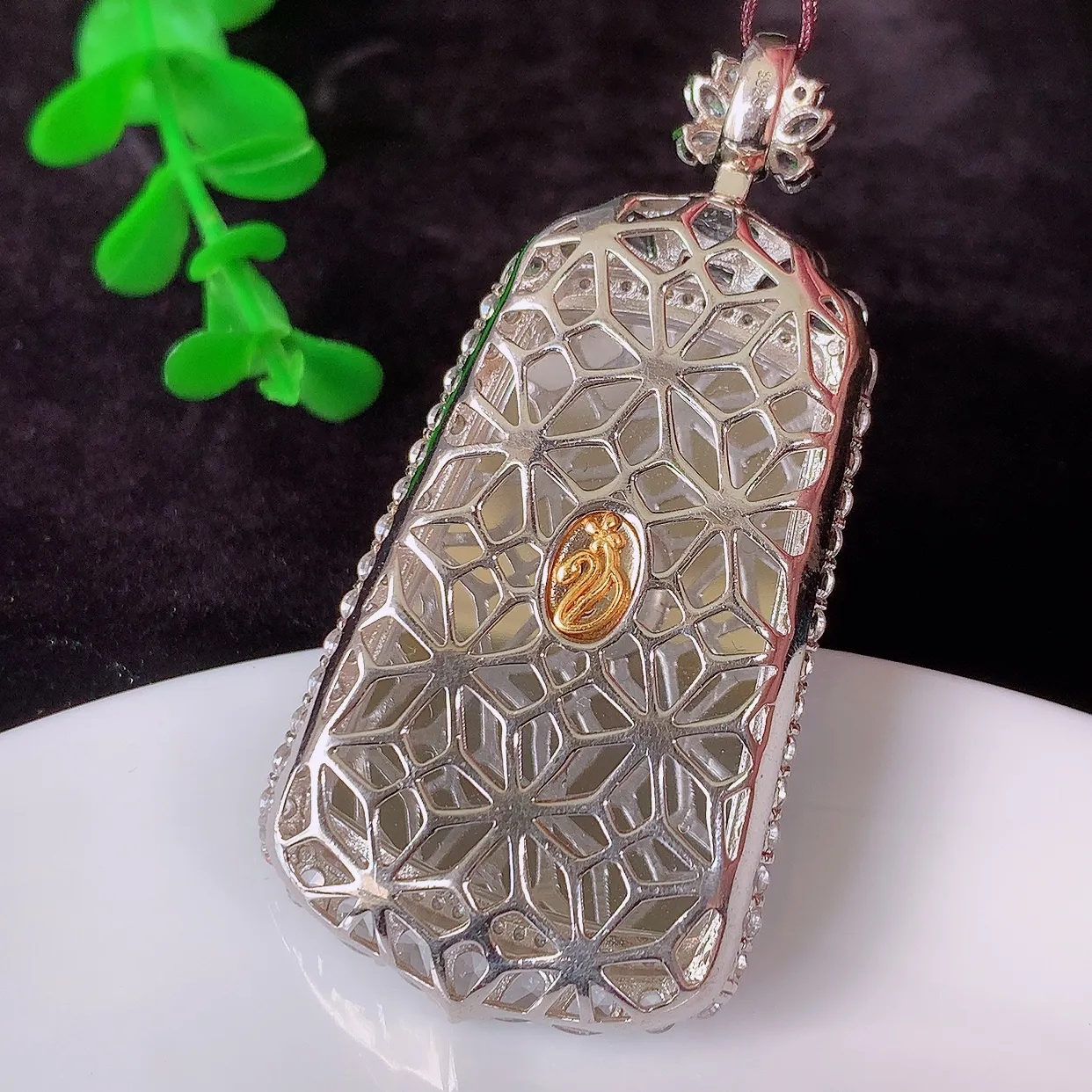 冰透满绿山水牌翡翠925银镶嵌挂件，自然光实拍，翠色灵动，颜色漂亮，种老水足，品相佳，佩戴佳品！#98.1整体56*27.5*9.5裸石36.8*25