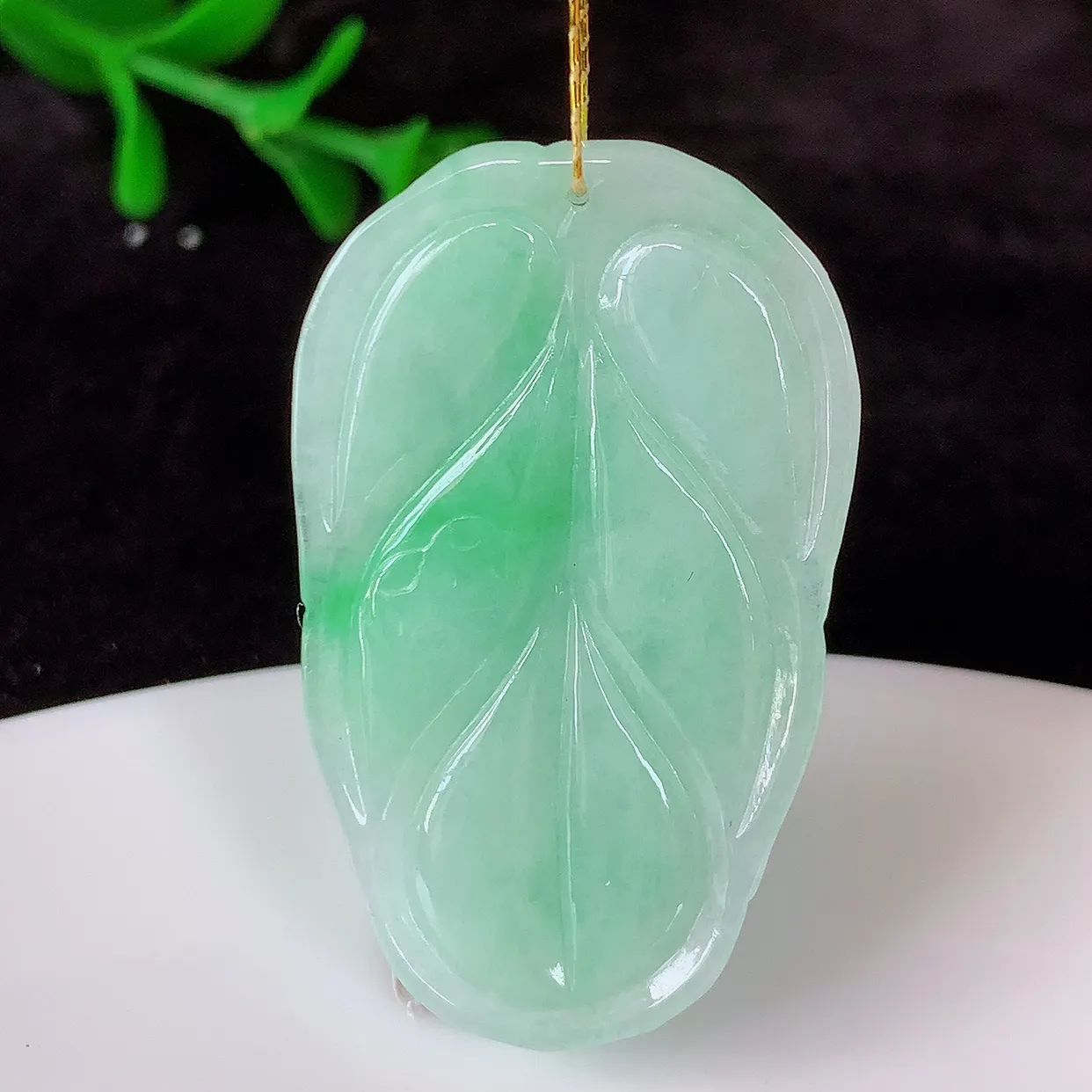 自然光实拍，冰胶飘绿叶子翡翠吊坠 ，种水足，色泽清新，工艺精湛，叶子寓意美好；金枝玉叶，事业有成。#35.1