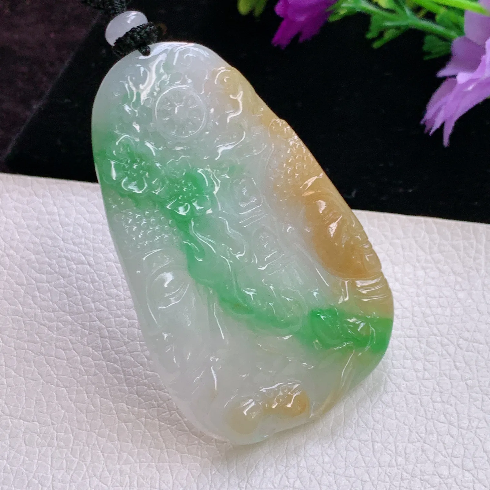 mut实拍58.3*37.3*6特色老坑精雕三彩翡翠一念之间玉吊坠 玉挂件