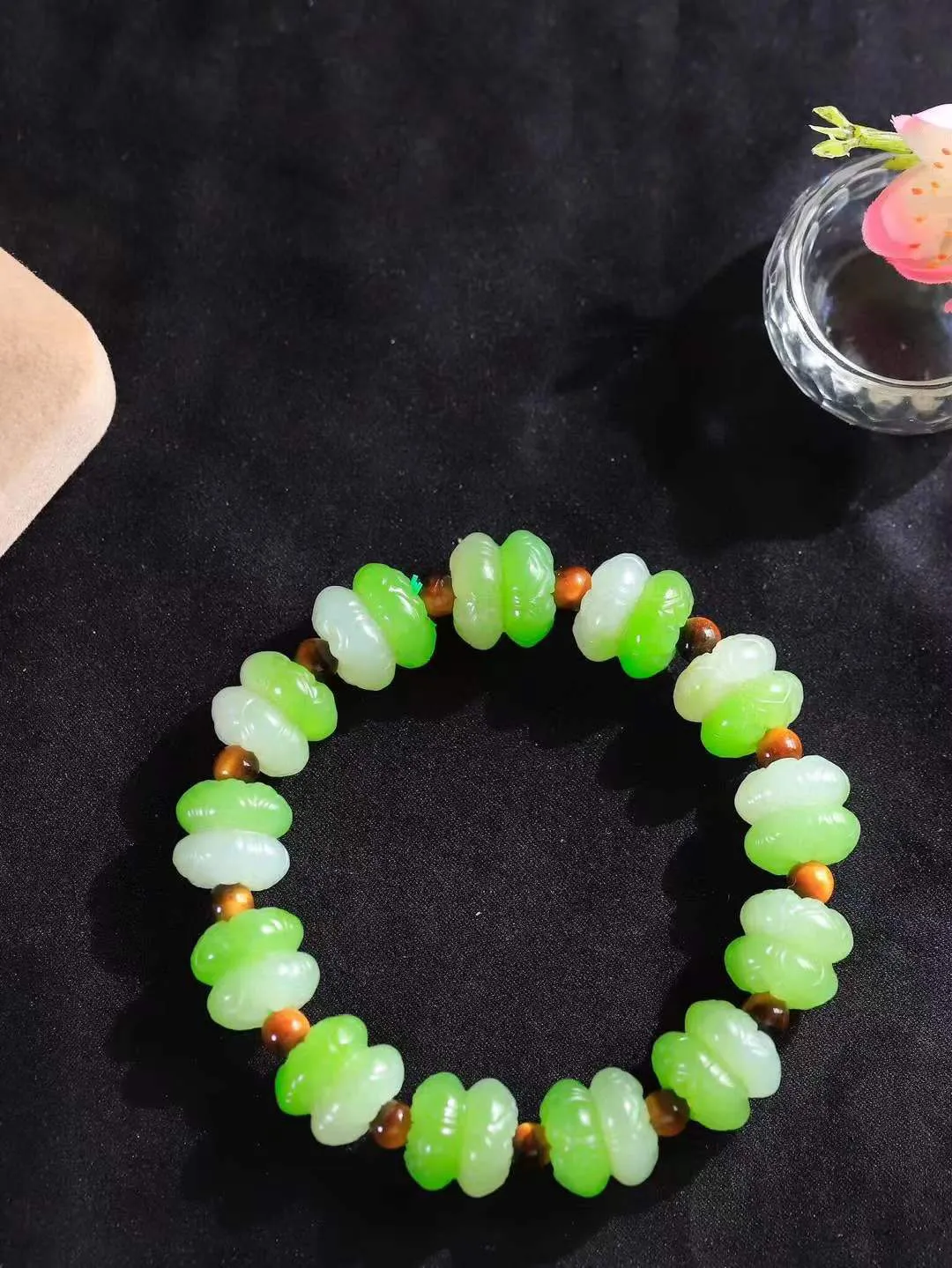 【莲花.手串】

精品和田玉翠青莲花手串，器形优雅，小巧精致，翠色浓郁，玉质细腻油润、手感上佳，颗颗精雕莲花，将荷花出淤泥而不染，濯清涟而不妖的气韵，刻画的淋漓尽致。尺寸取一13.8-15.8-15.4mm，重80.4克 FDA-3660420